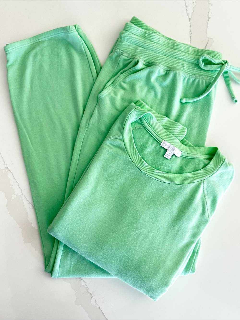 Beyond Yoga Apple Green Raglan Sweatshirt and Joggers Lounge Set Size XL